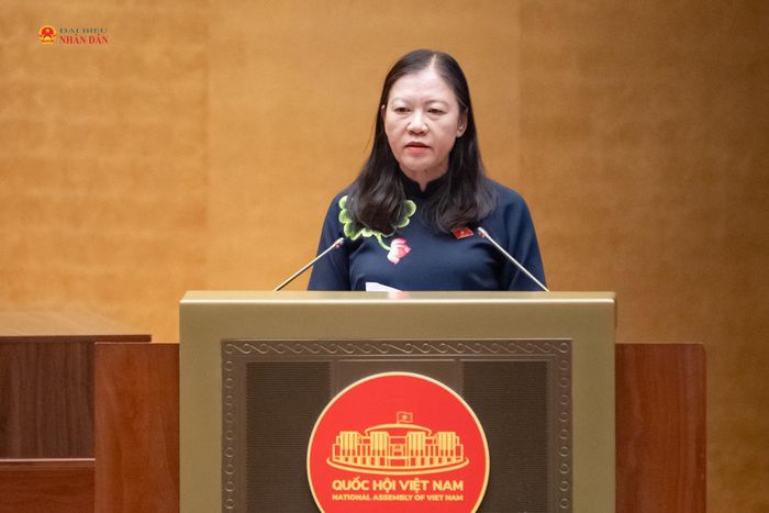 Chủ nhiệm Ủy ban Dân nguyện và Giám sát Lê Thị Nga trình bày Báo cáo kết quả giám sát việc giải quyết kiến nghị của cử tri gửi đến Kỳ họp thứ Nhất, Quốc hội khóa XVI. Ảnh Phạm Thắng