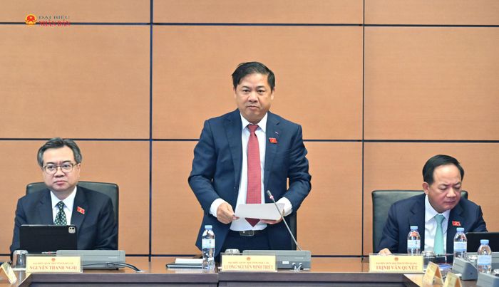Trưởng Đoàn ĐBQH tỉnh Đắk Lắk Lương Nguyễn Minh Triết điều hành phiên thảo luận Tổ 14 (gồm Đoàn ĐBQH các tỉnh Đắk Lắk và Tuyên Quang) sáng 17/10