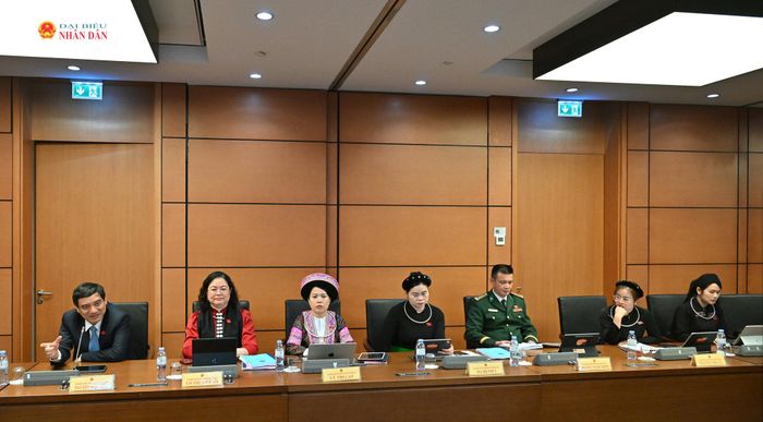 Các đại biểu Đoàn Tuyên Quang tham dự phiên thảo luận ở Tổ 14 sáng 17/10