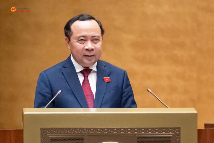 Bộ trưởng Bộ Khoa học và Công nghệ Vũ Hải Quân trình bày tờ trình về 2 dự án: Luật Bưu chính (sửa đổi); Luật sửa đổi, bổ sung một số điều của Luật Đo lường. Ảnh: Phạm Thắng