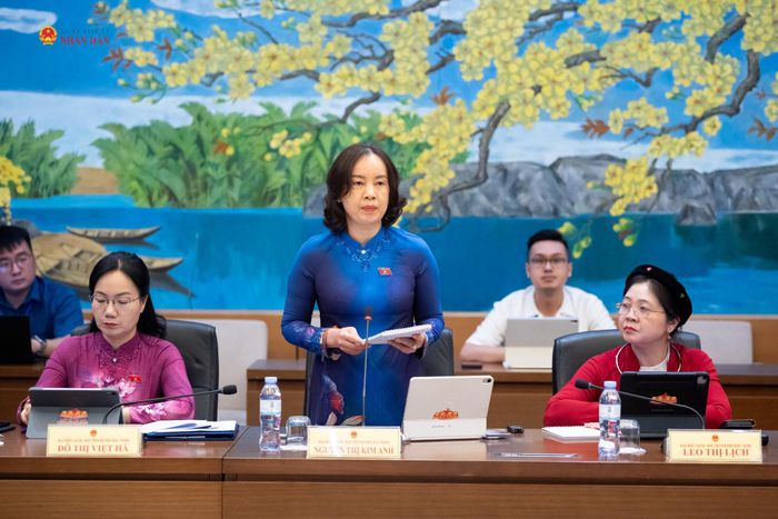 ĐBQH Nguyễn Thị Kim Anh (TP. Bắc Ninh) phát biểu thảo luận