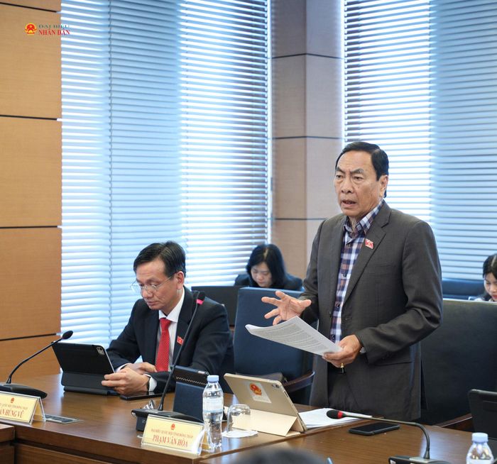 ĐBQH Phạm Văn Hoà (Đồng Tháp) phát biểu.