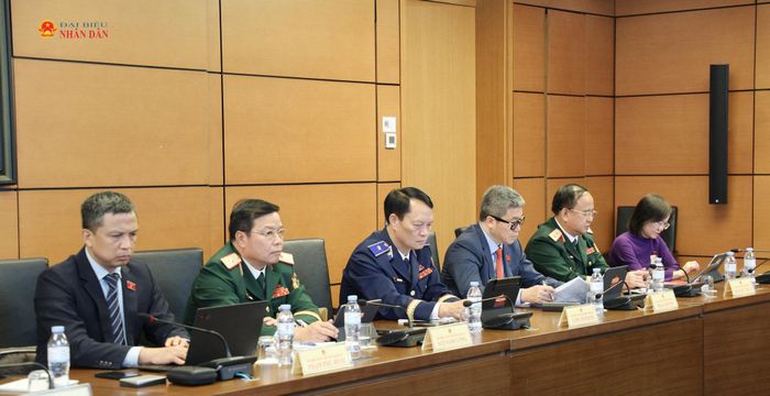 Các ĐBQH tỉnh Nghệ An dự phiên thảo luận Tổ.