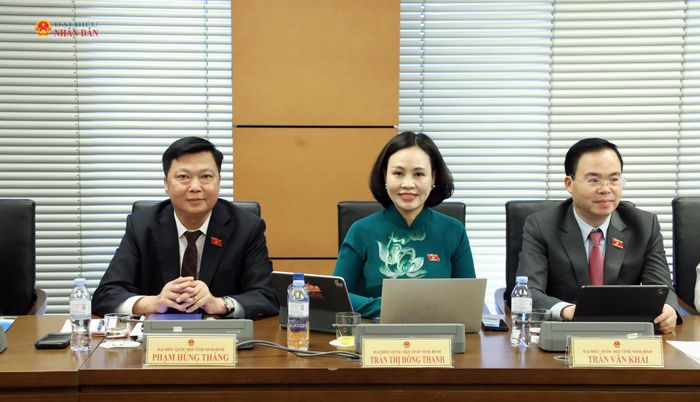 Các đại biểu dự thảo luận tại Tổ 9