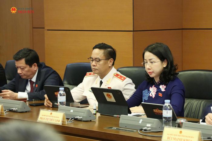 Các ĐBQH tham dự thảo luận tổ. Ảnh: Minh Anh