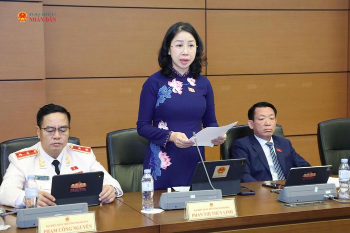 ĐBQH Phan Thị Thùy Linh (Thanh Hóa) phát biểu. Ảnh: Minh Anh