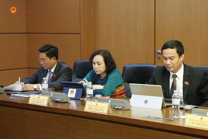 Các ĐBQH tham gia thảo luận tại tổ 13. Ảnh: Minh Anh
