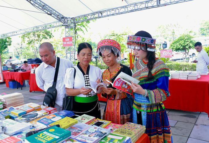 Người dân và du khách tìm hiểu các ấn phẩm tại không gian sách và văn hóa đọc Mường Lò năm 2026. Ảnh: Thanh Thuỷ