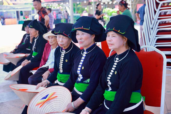 Phụ nữ trong trang phục truyền thống tại Hội chợ Du lịch Tây Bắc - Lào Cai năm 2026. Ảnh: Thanh Thuỷ