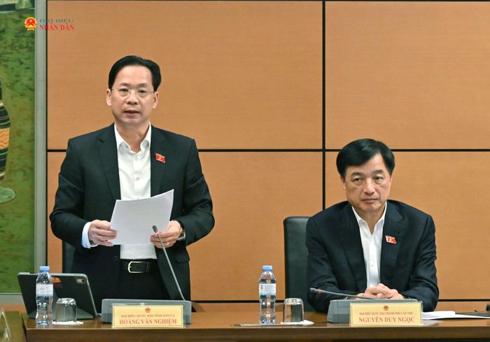 Trưởng Ban Tổ chức Trung ương Nguyễn Duy Ngọc, Trưởng đoàn ĐBQH tỉnh Sơn La Hoàng Văn Nghiệm tại thảo luận tổ. Ảnh: Quang Khánh