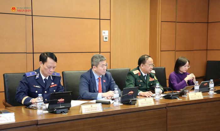 Các ĐBQH tỉnh Nghệ An thảo luận tại Tổ.