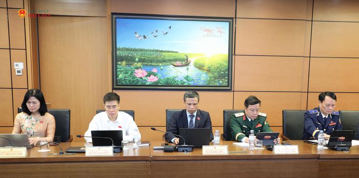 Các ĐBQH tỉnh Nghệ An tham gia thảo luận tại tổ