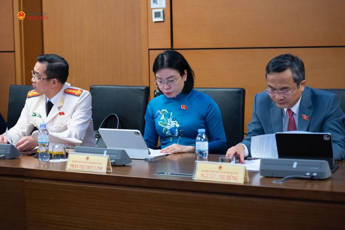 Đoàn ĐBQH TP. Đà Nẵng tại phiên thảo luận tổ. Ảnh: Xuân Quý