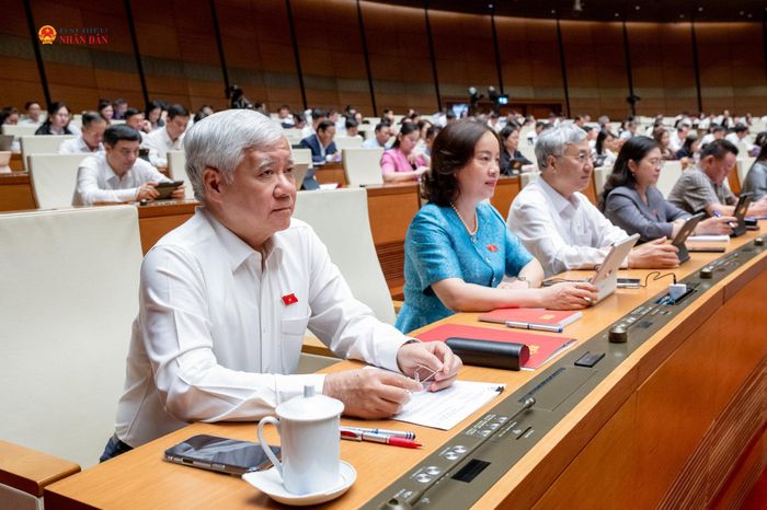 Phó Chủ tịch Thường trực Quốc hội Đỗ Văn Chiến và các đại biểu tham dự phiên họp. Ảnh: Phạm Thắng
