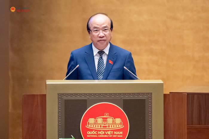 Chủ nhiệm Ủy ban Pháp luật và Tư pháp Phan Chí Hiếu trình bày: Báo cáo ý kiến của Thường trực Ủy ban Pháp luật và Tư pháp đối với nội dung dự kiến tiếp thu, giải trình và chỉnh lý dự thảo Bộ luật Hình sự (sửa đổi) và Báo cáo thẩm tra về dự án Luật Tổ chức cơ quan điều tra hình sự (sửa đổi). Ảnh: Phạm Thắng