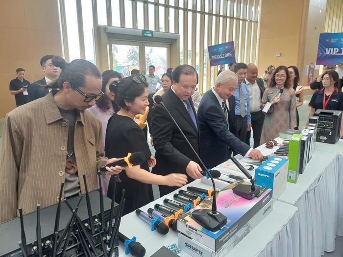 Các đại biểu tham quan trưng bày. Ảnh: Th. Nguyên