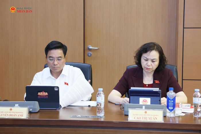Phó Chủ tịch Quốc hội, Thượng tướng Nguyễn Doãn Anh và các ĐBQH tham dự thảo luận tổ. Ảnh: An Nhiên