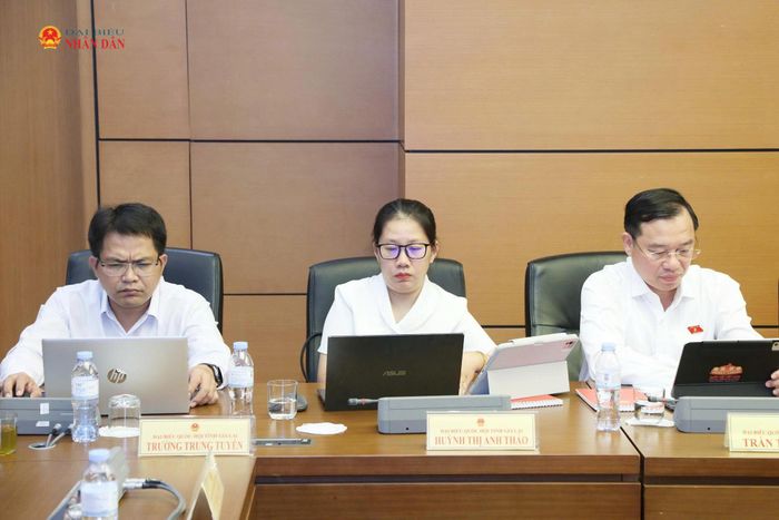 Các ĐBQH tham dự thảo luận tổ. Ảnh: An Nhiên