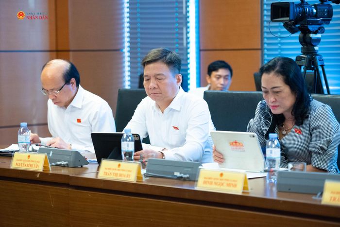 Đoàn ĐBQH tỉnh Cà Mau tham dự phiên thảo luận. Ảnh: Xuân Quý