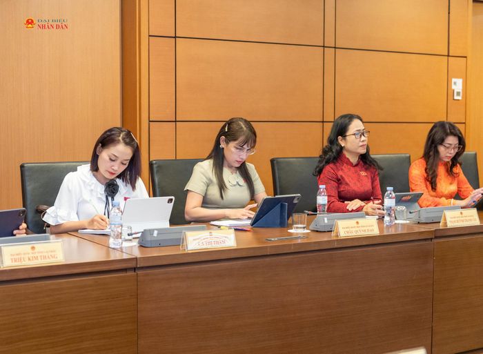 Các ĐBQH tại phiên thảo luận Tổ 16. Ảnh: Mạnh Hưng