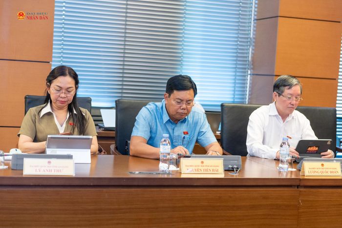 Các ĐBQH tại phiên thảo luận tổ. Ảnh: Mạnh Hưng