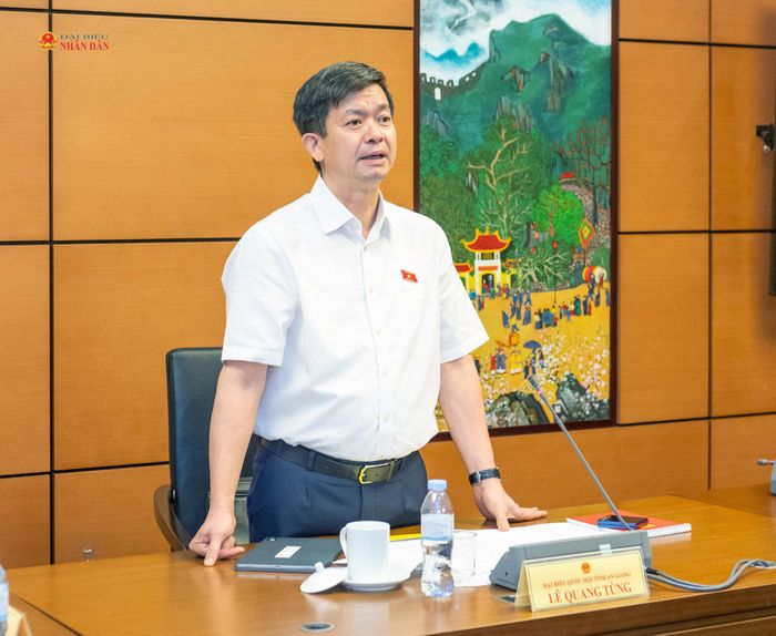 Trưởng Đoàn đại biểu Quốc hội tỉnh An Giang Lê Quang Tùng điều hành phiên thảo luận tổ. Ảnh: Mạnh Hưng
