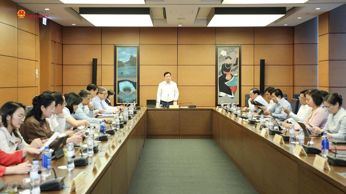 Toàn cảnh thảo luận tại Tổ 10