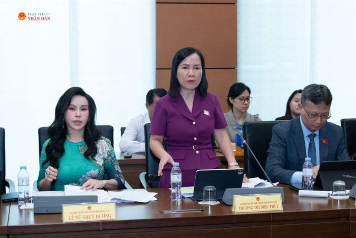ĐBQH Trương Thị Diệu Thúy (TP. Đồng Nai) phát biểu thảo luận Tổ 4. Ảnh: Lâm Hiển