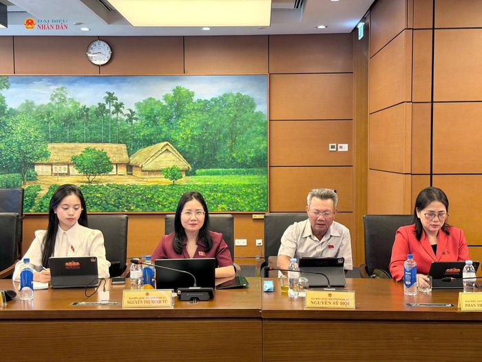 Các ĐBQH dự phiên thảo luận tổ