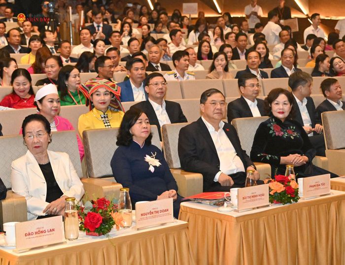 Chủ tịch Ủy ban Trung ương MTTQ Việt Nam Bùi Thị Minh Hoài, Phó Thủ tướng Thường trực Chính phủ Phạm Gia Túc, Phó Chủ tịch Quốc hội Nguyễn Thị Hồng và các đại biểu dự chương trình