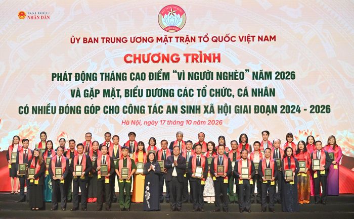 Chủ tịch MTTQ Việt Nam Bùi Thị Minh Hoài và Phó Thủ tướng Thường trực Chính phủ Phạm Gia Túc vinh danh tặng Kỷ niệm chương cho các tổ chức, cá nhân