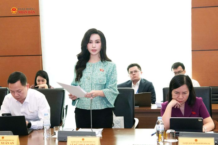 ĐBQH Lê Nữ Thùy Dương phát biểu thảo luận tại Tổ 4. Ảnh: Lâm Hiển