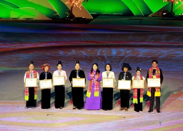 Chủ tịch UBND tỉnh Lào Cai trao tặng Bằng khen cho 3 tập thể và 5 cá nhân có thành tích xuất sắc trong công tác bảo vệ, phát huy giá trị Di sản văn hóa phi vật thể nghệ thuật Xòe Thái. Ảnh: CTTĐT tỉnh Lào Cai.