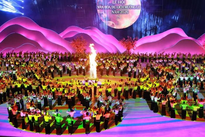 Màn đại Xòe với sự tham gia của 2.026 nghệ nhân, diễn viên quần chúng dân tộc Thái đã tạo nên điểm nhấn ấn tượng của Lễ hội Văn hoá, Du lịch Mường Lò năm nay. Ảnh: CTTĐT tỉnh Lào Cai.