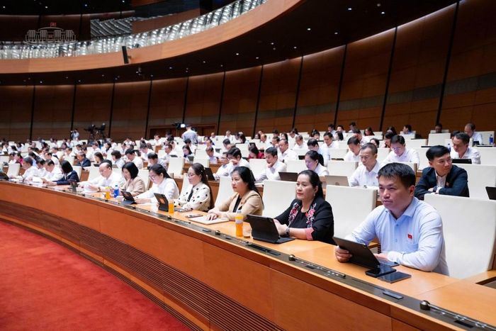 Các đại biểu Quốc hội nghe tờ trình và báo cáo thẩm tra các dự án luật tại phiên họp chiều ngày 17/10. Ảnh: Media Quốc hội