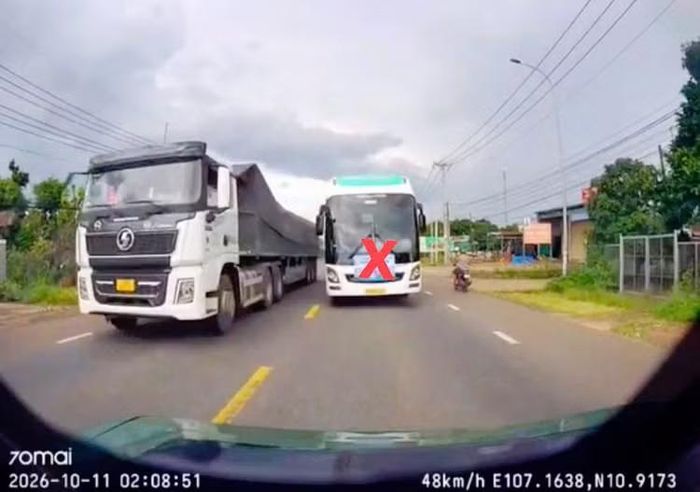 Chiếc xe khách vượt ẩu được camera người dân ghi lại. Ảnh: CACC.