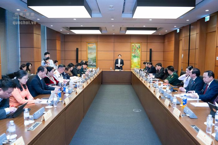 Các đại biểu Quốc hội thảo luận ở Tổ về dự án Luật Bưu chính (sửa đổi) và dự án Luật sửa đổi, bổ sung một số điều của Luật Đo lường