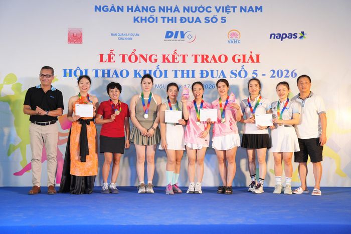 Ban tổ chức vinh danh các vận động viên nội dung đôi nữ đạt thành tích cao ở môn pickleball
