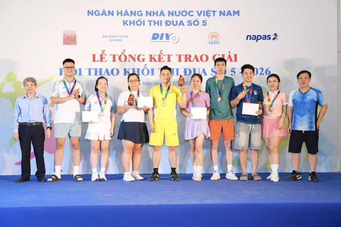 Ban tổ chức vinh danh các vận động viên nội dung đôi nam nữ đạt thành tích cao ở môn pickleball