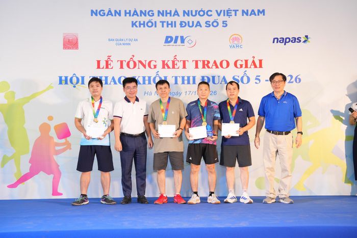 Ban tổ chức trao giải cho các vận động viên nội dung đơn nam, bộ môn bóng bàn