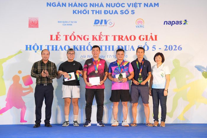 Ban tổ chức trao giải cho các vận động viên nội dung đôi nam, bộ môn bóng bàn