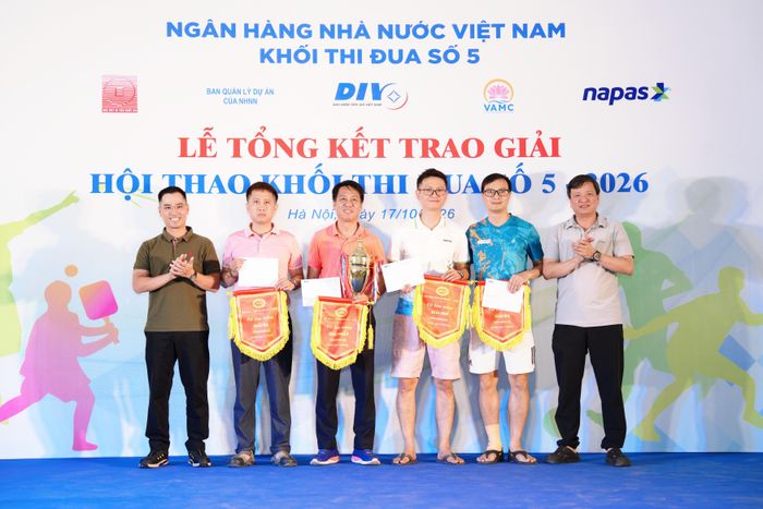 Ban tổ chức vinh danh các đội bóng đạt thành tích cao