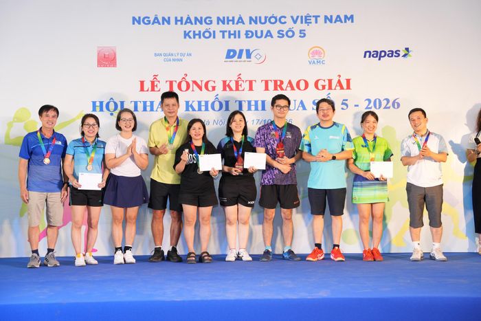 Ban tổ chức trao giải cho các vận động viên nội dung đôi nam nữ, bộ môn bóng bàn