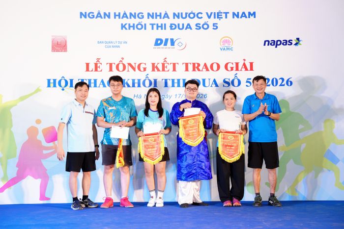 Các vận động viên môn kéo co được vinh danh