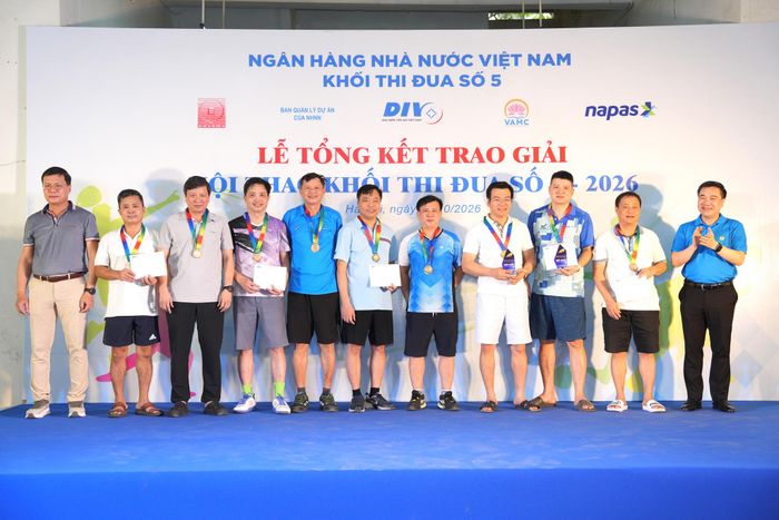 Ban tổ chức vinh danh các vận động viên nội dung đôi nam lãnh đạo đạt thành tích cao ở môn pickleball