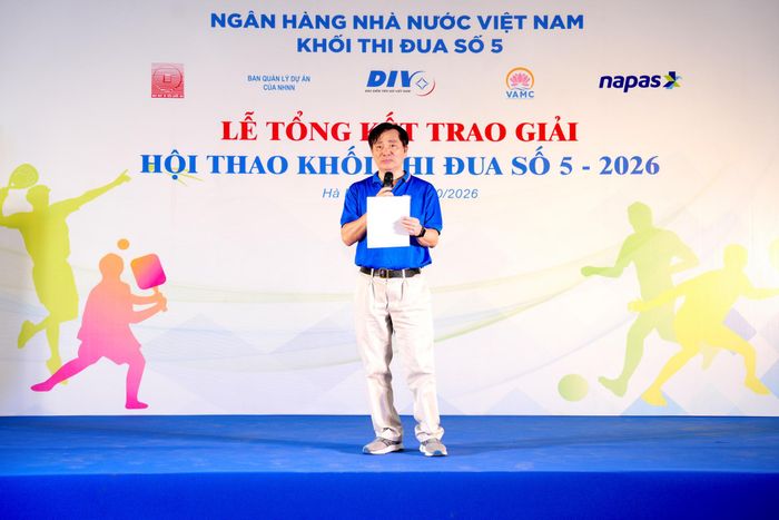 Ông Ngô Quang Lương – Thành viên Hội đồng quản trị, Chủ tịch Công đoàn Bảo hiểm tiền gửi Việt Nam phát biểu bế mạc Hội thao Khối thi đua số 5 - 2026