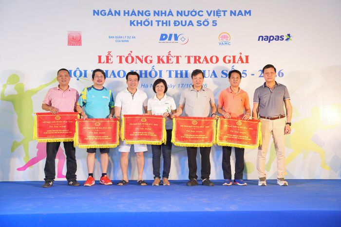Đại diện các đơn vị của Khối thi đua số 5 nhận cờ lưu niệm