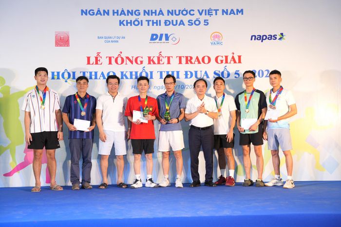 Ban tổ chức vinh danh các vận động viên nội dung đôi nam đạt thành tích cao ở môn pickleball