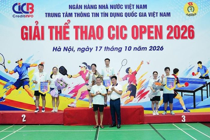 Trao Giải đôi nam nữ môn cầu lông