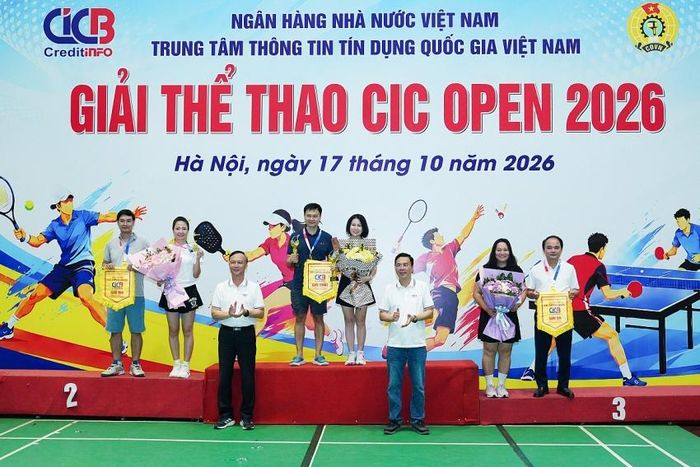  Trao Giải Pickleball đôi nam nữ lãnh đạo 